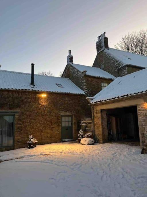 Blacksmith's Barn - Cosy, Chilled & Dog Friendly. Holiday home Wykeham (Scarborough)